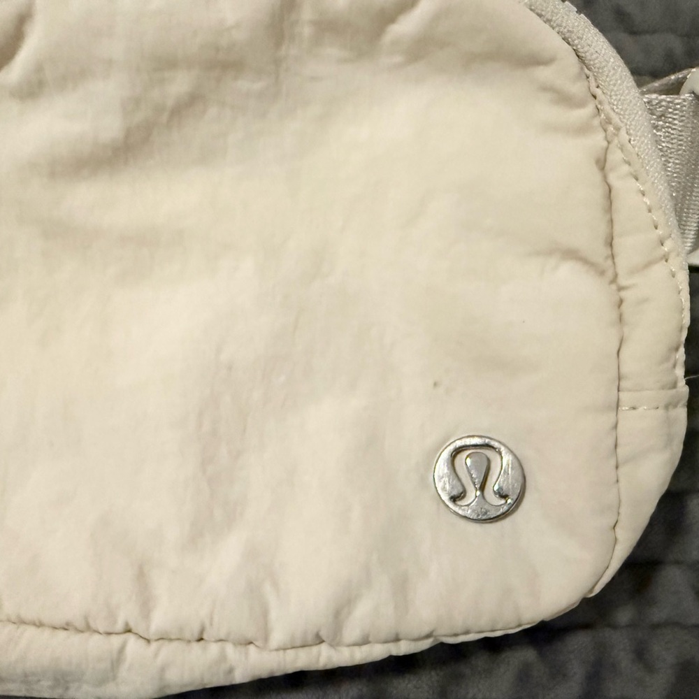 🤍Lululemon Athletica Everywhere Belt Bag 1L - White - Picture 3 of 10